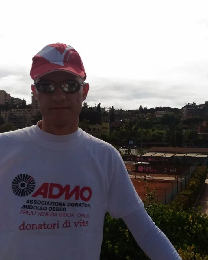 Simoneluca Mazzolini con la maglietta ADMO, donatori di vita