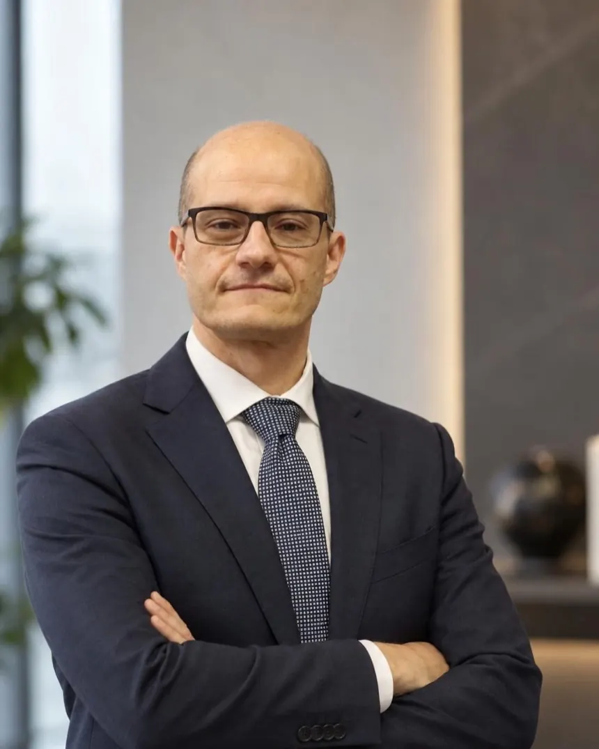 Simoneluca Mazzolini, consulente patrimoniale, in ufficio